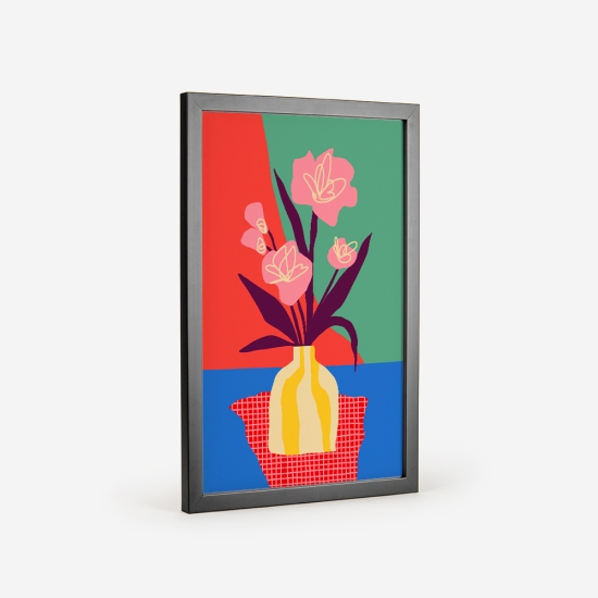 Poster de um vaso amarelo com flores com pétalas cor-de-rosa sobre uma superfície azul. O fundo é dividido em dois blocos de cor teal e vermelho. 2